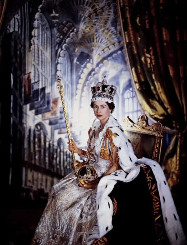 1953年，著名的英国时尚摄影师塞西尔·比顿（Cecil Beaton）受邀为女王的官方加冕照拍摄。