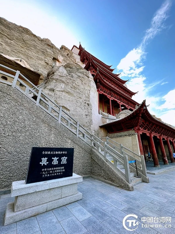 蓝天白云下的敦煌莫高窟一隅（中国台湾网 李柏涛 摄）