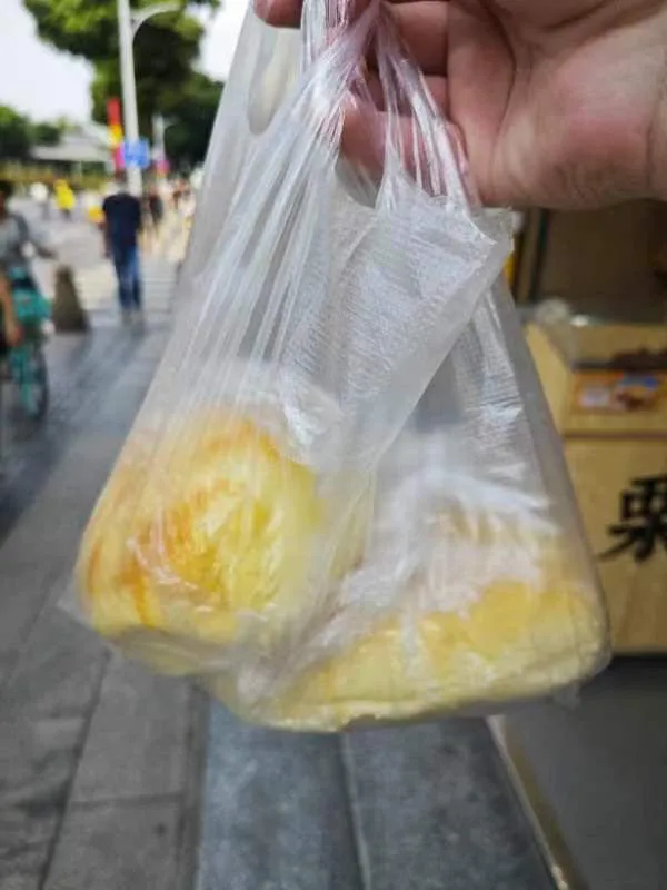 为了赶上下一单，张晓买了两个菠萝包在路上吃/受访者供图