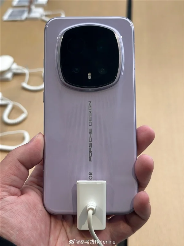 荣耀最奢华直板旗舰!荣耀Magic8 RSR线下提前展示:全配置揭晓