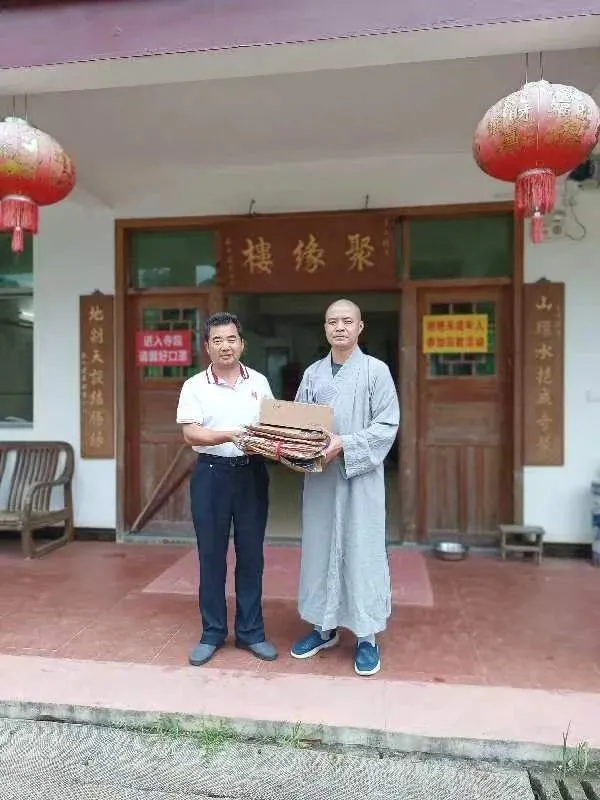 宽静法师发起盂兰盆节供养僧衣活动，向河源市60余家寺院僧众供养僧服