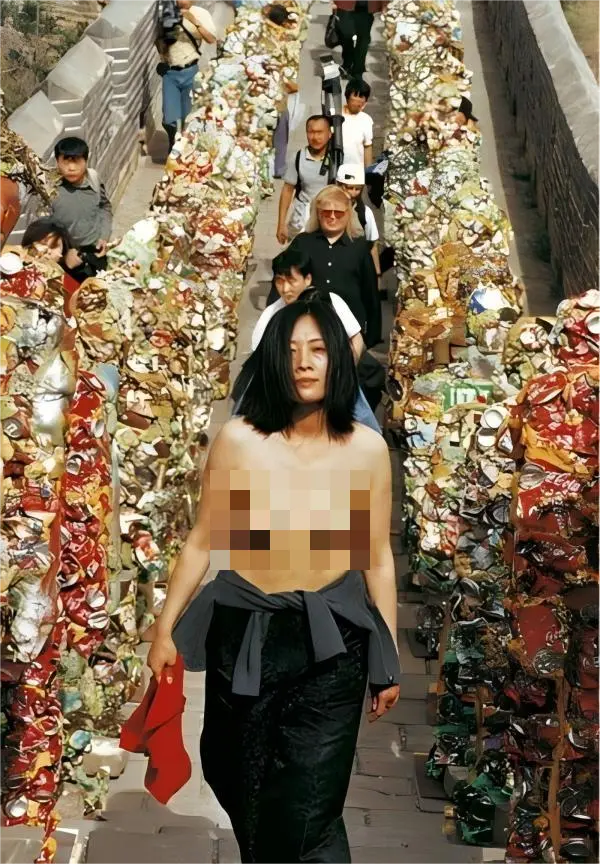 2001年5月17日，行为艺术《开放的长城》。 “艺术档案”网