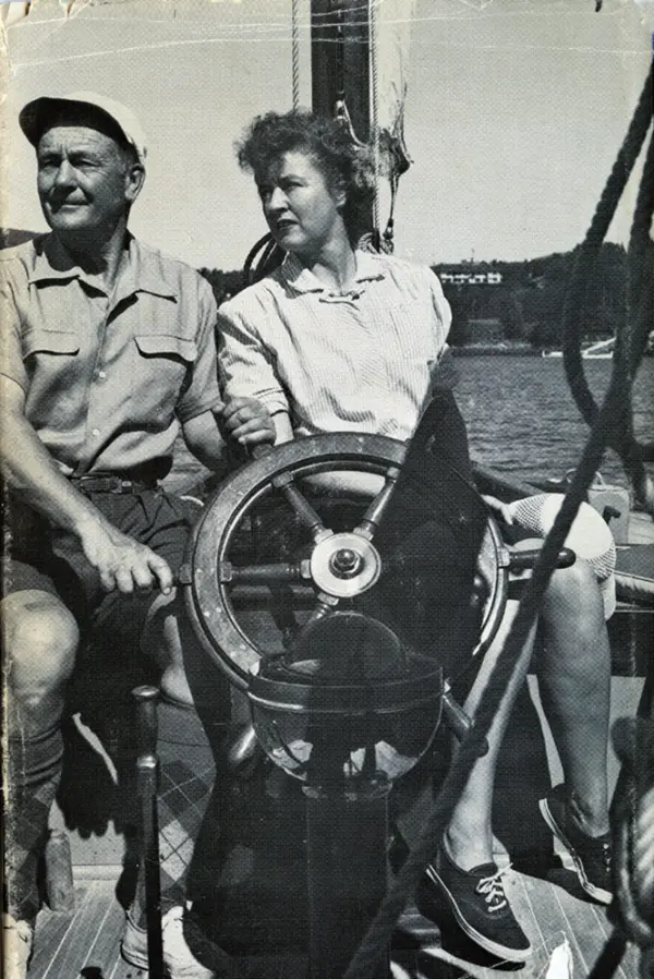 莫里森和他的妻子坐在他的高低桅帆船“艾米丽·马歇尔”号的驾驶盘处