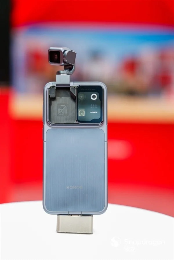 荣耀Robot Phone展示AI绝活:一句话搞定屏幕调整、设闹钟、打车