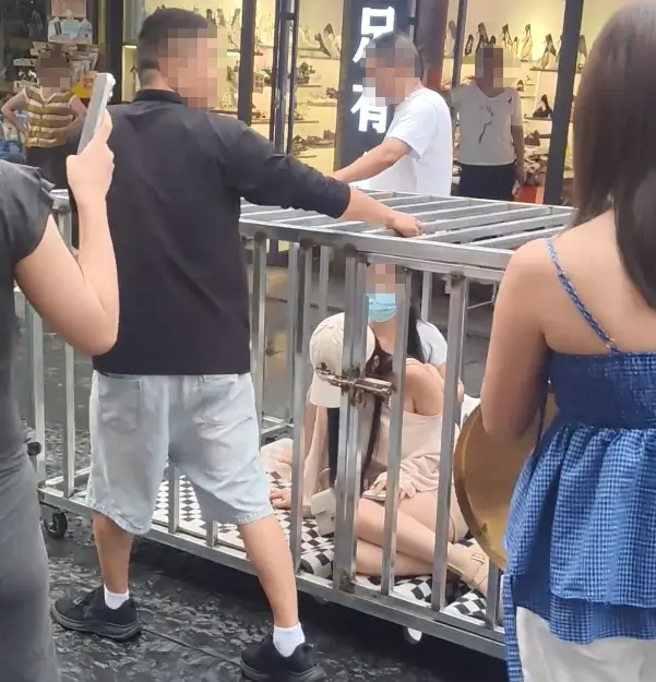 湖南警方通报“多人将两女子关铁笼游街”_https://www.izongheng.net_快讯_第4张
