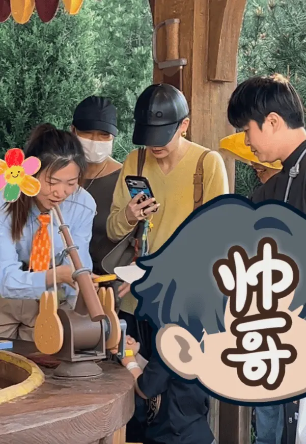 Seven五官复刻戚薇，简直是迷你版的妈妈。