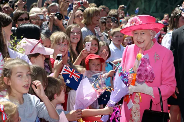 ▎英国女王2011年访问澳大利亚期间，在墨尔本联邦广场与民众见面