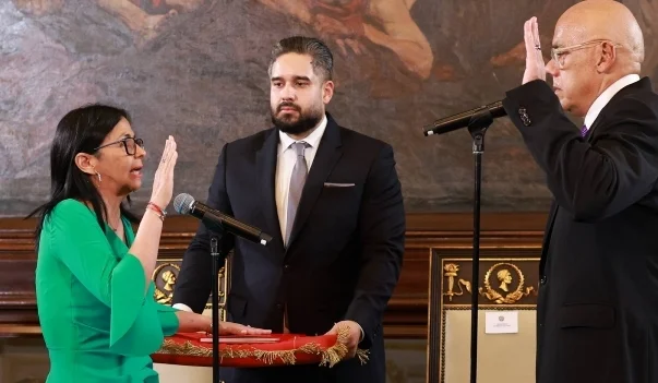 委内瑞拉副总统宣誓就任代总统:马杜罗夫妇是英雄