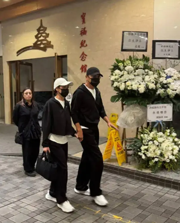 苗侨伟夫妻低调现身。