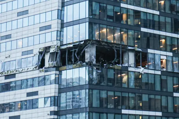 7月30日，两架无人机在电子战系统的干扰下坠落，击中了莫斯科国际商务中心两座办公大厦