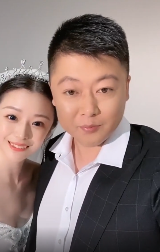 《乡爱》谢永强拍婚纱照 小12岁娇妻颜值不输王小