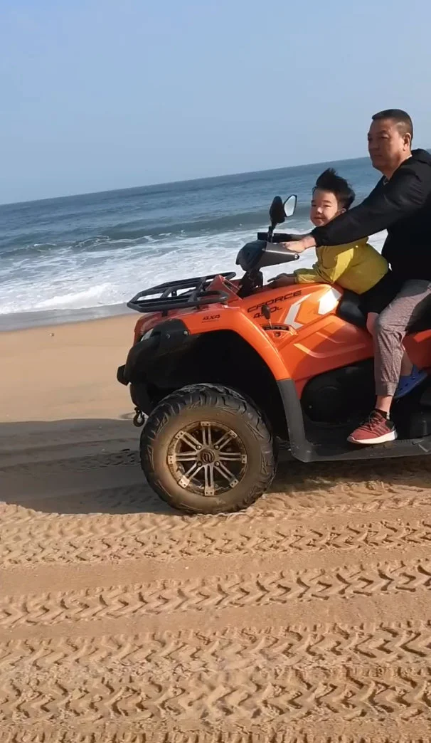 王栎鑫罕见分享与孩子相处日常 海边开沙滩车氛围欢乐