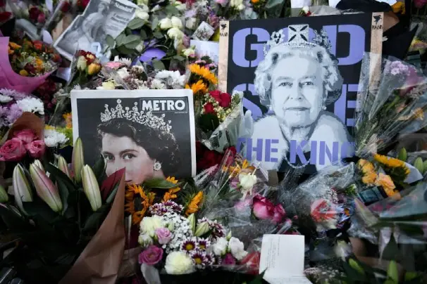 ▎英国伊丽莎白女王二世逝世后的第二天，伦敦白金汉宫外摆满悼念她的鲜花