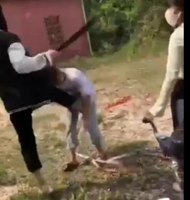 另一段显示在户外的视频中，女孩被人用疑似刀具敲打。