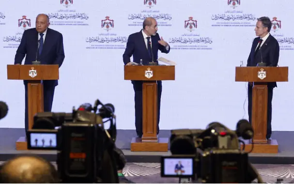 图为美国国务卿布林肯（右）、埃及外长舒凯里（左）和约旦副首相兼外交与侨务大臣萨法迪于2023 年 11 月 4 日在约旦安曼举行新闻发布会 图源：外媒