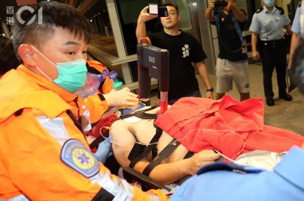 香港机场一飞机降落时冲出跑道坠海，撞到地勤车辆致2死_https://www.izongheng.net_快讯_第2张
