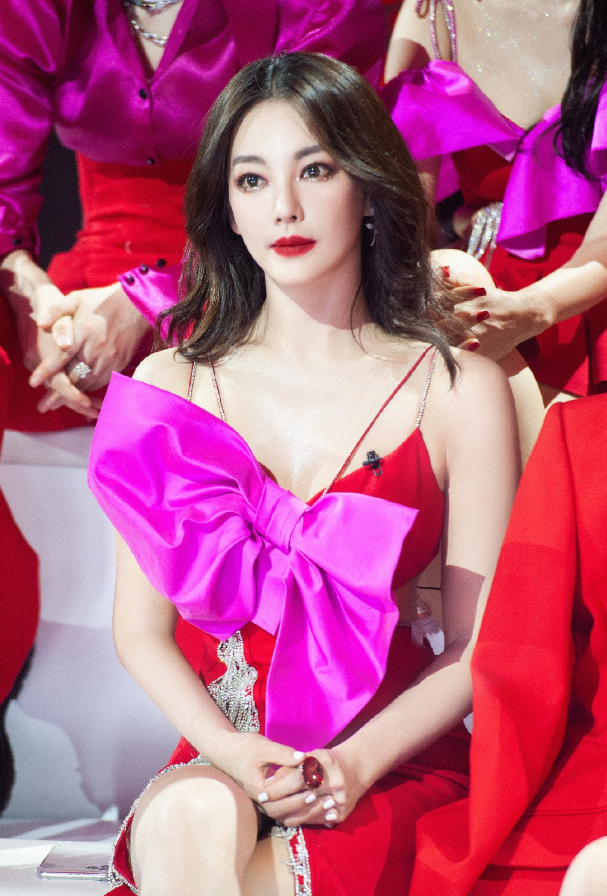 张雨绮吊带裙造型曝光低胸装衬托凹凸有致好身材