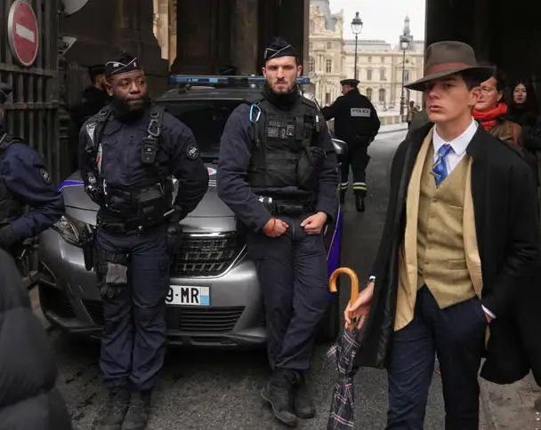 卢浮宫劫案现场现“上世纪侦探”？迷雾下身份曝光