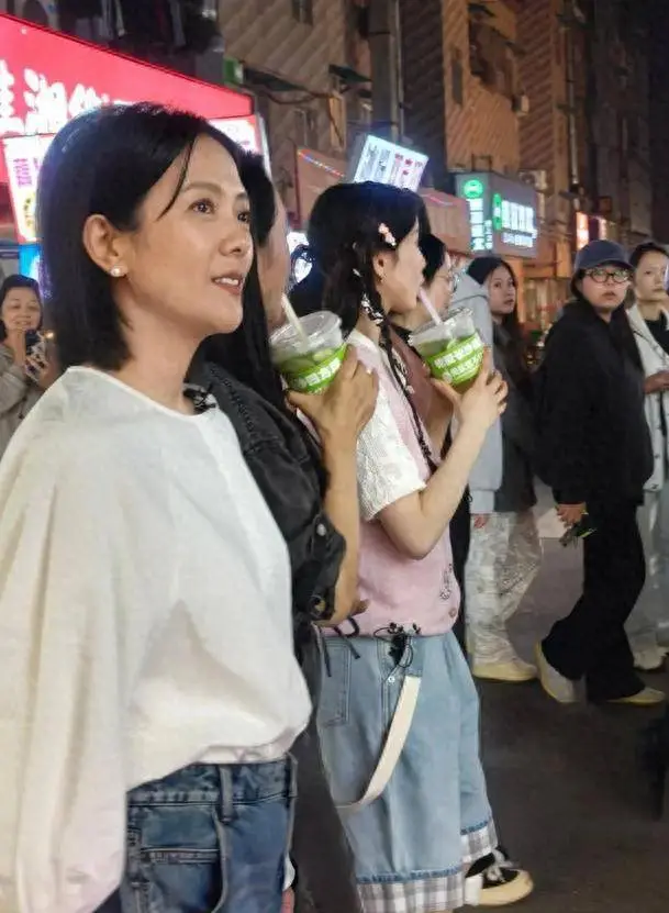 49岁杨乐乐现身长沙夜市，脸色发黄气场弱，新人张雅琪C位抢风头