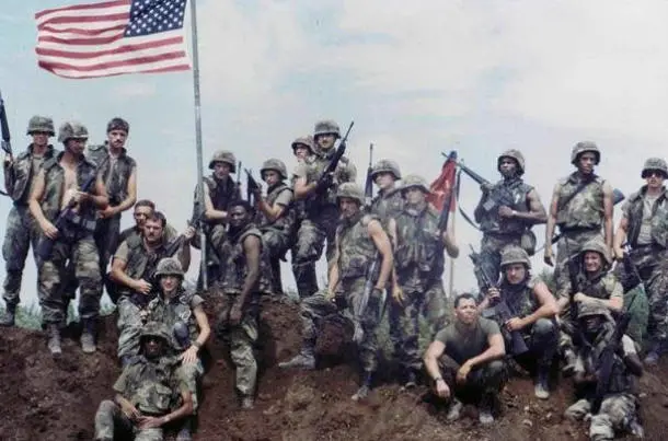 1983年，美国海军陆战队在格林纳达，这是越战后美国进行的首次大规模军事行动。 美国国家档案馆图