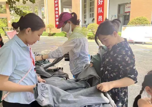 郑州小学发“免费校服”，从往届学生处回收循环使用