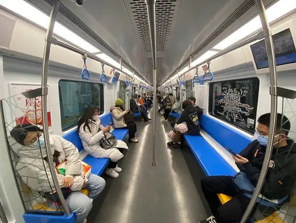 ▲12月5日，早高峰时段，北京地铁7号线车厢内乘客不多，人们戴口罩出行并保持安全距离就座。新京报记者 王贵彬 摄