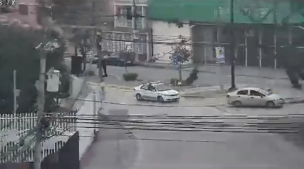 监控视频显示，当地时间19日早上，瓜亚基尔警方正在追击抢劫案嫌犯乘坐的车辆