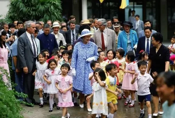 1986年10月，英女王伊丽莎白二世与中国少年儿童在一起。