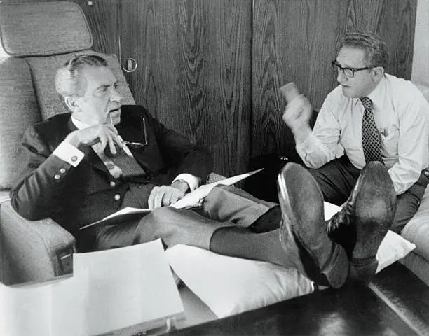 美国时任总统尼克松和时任国务卿基辛格在空军一号上商议前往比利时布鲁塞尔参加北约会谈的事宜 （图源：Getty Image）