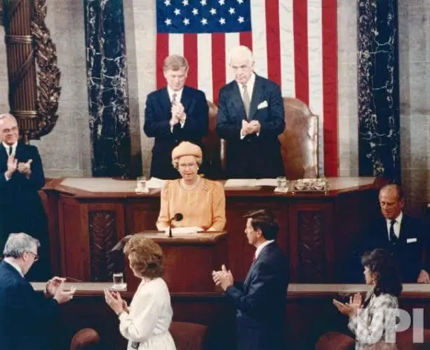 1991年，在海湾战争中联盟取得胜利之后，女王对美国进行为期13天的访问，这是她自1976年以来首次访问美国，其间在国会联席会议上发表讲话，成为第一位在美国国会联席会议上致辞的英国君主。