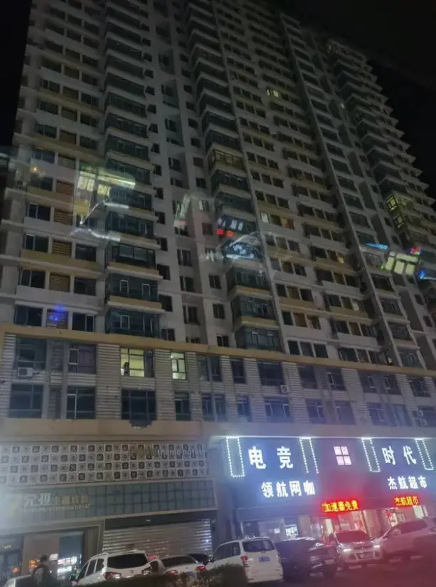 5月7日晚，事发小区大多居民已被疏散至附近酒店，但仍有家庭留在楼内。图/九派新闻 王怡然