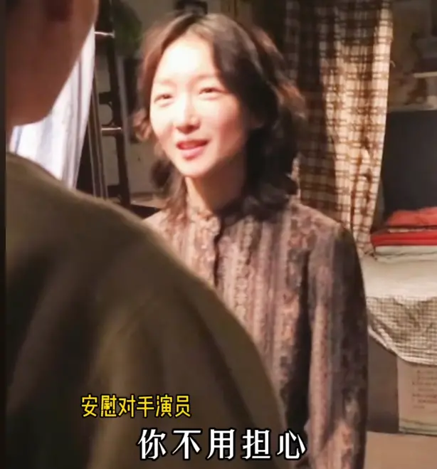周冬雨片场被狂扇耳光！被掐脖子眼泛泪光，对手演员不忍心用力-周冬雨咬