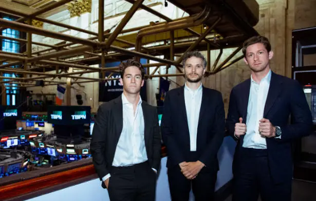 TBPN负责人迪伦&middot;阿布鲁斯卡托（中间），以及主持人乔迪&middot;海斯（左）和约翰&middot;库根。