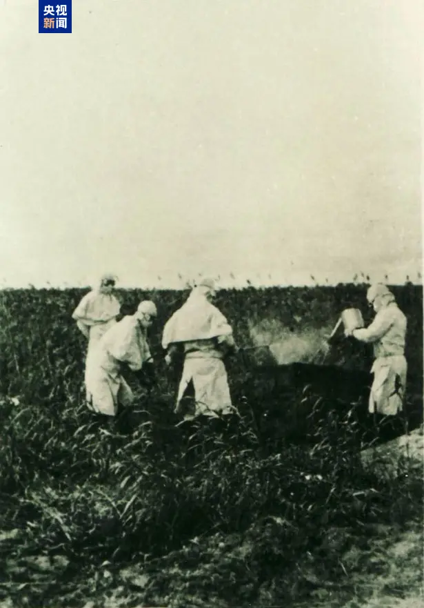 △七三一部队野外实验后进行现场消毒(图片由侵华日军第七三一部队罪证陈列馆提供)