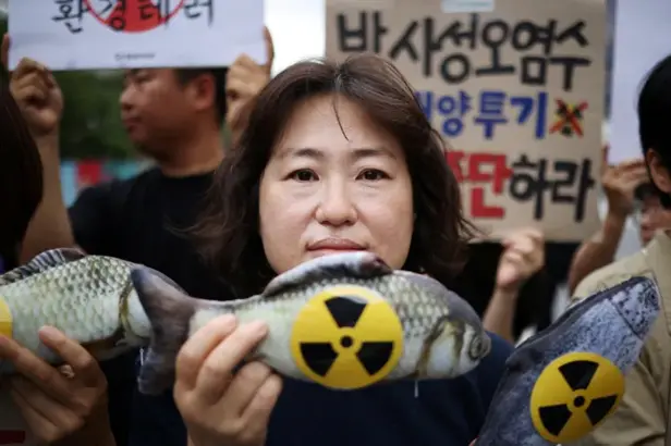 抗议的韩国民众