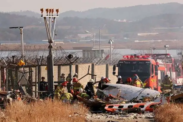 29일 오전 전남 무안국제공항 활주로에 여객기가 추락해 사고 수습이 이뤄지고 있다. /뉴스1