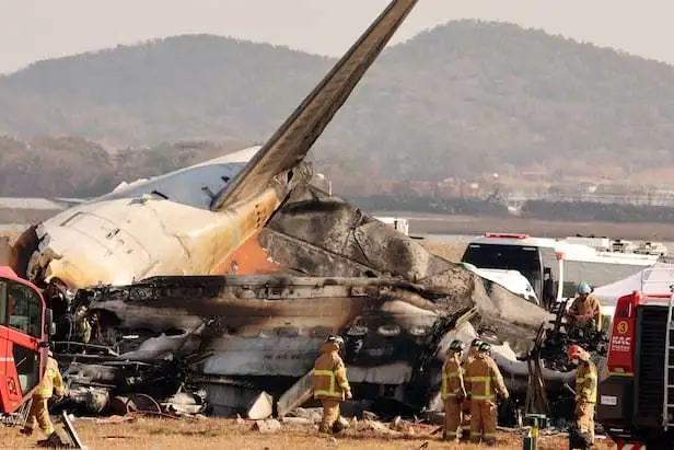 29일 오전 전남 무안국제공항 활주로에 여객기가 추락해 사고 수습이 이뤄지고 있다./뉴스1