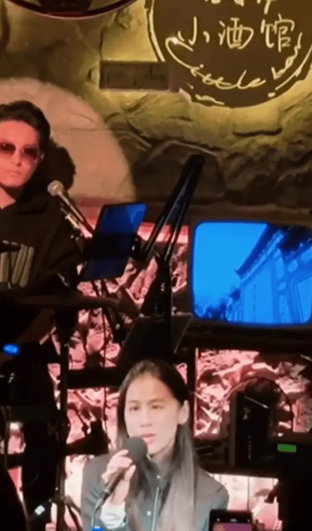 黄圣依素颜亮相大理酒馆，长发飘飘，清新怡人。