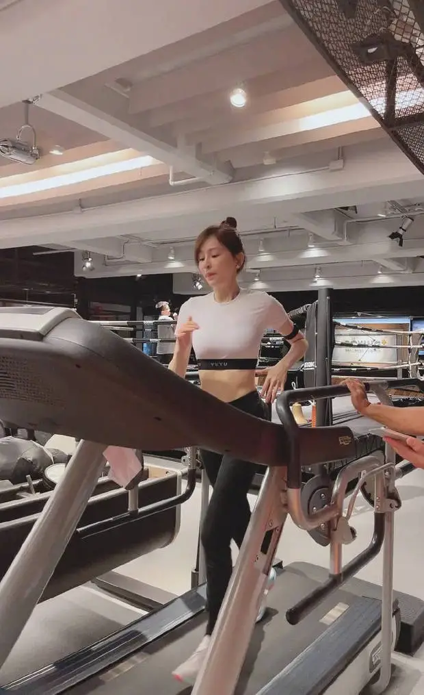 王心凌在跑步机上进行有氧运动。