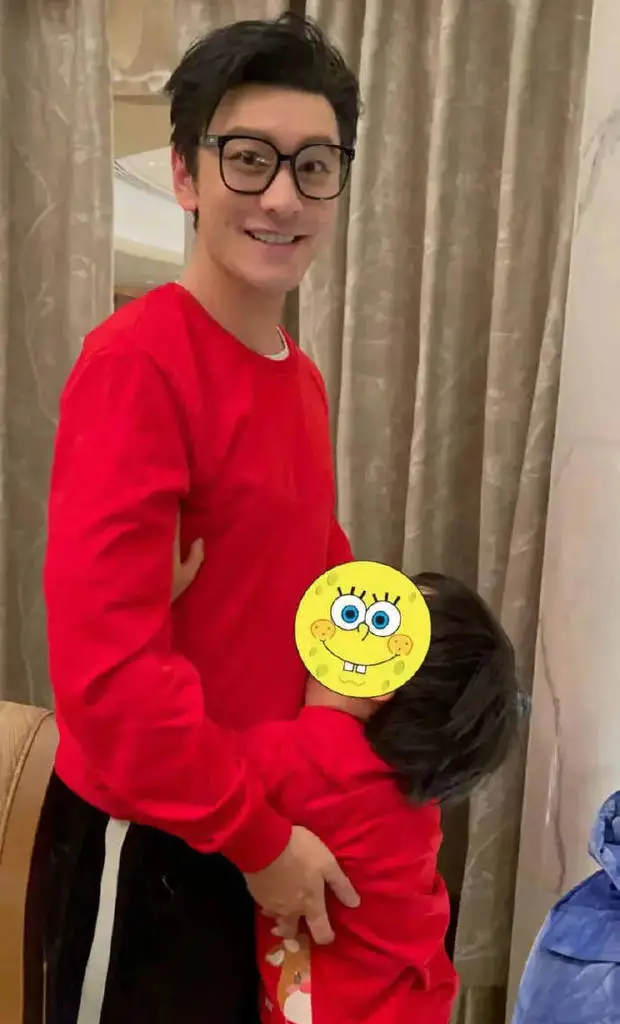 黄晓明和儿子小海绵的感情超好。