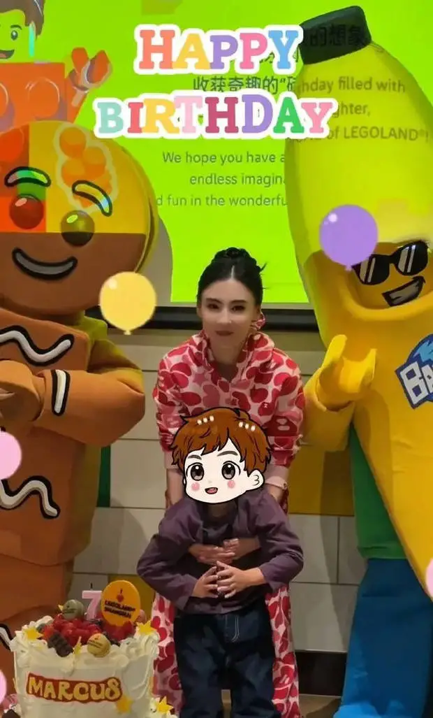 张柏芝洋溢着幸福的笑容。