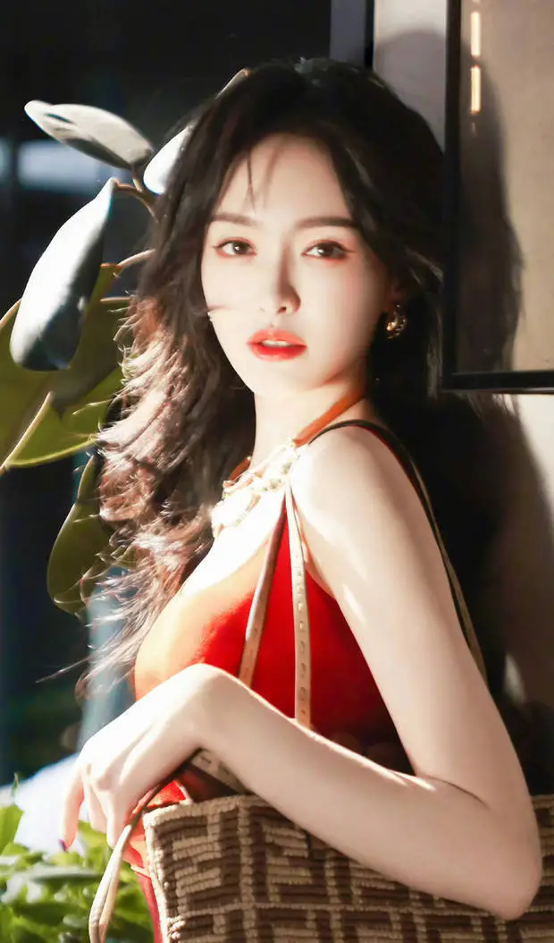 唐嫣发丝都在发光。