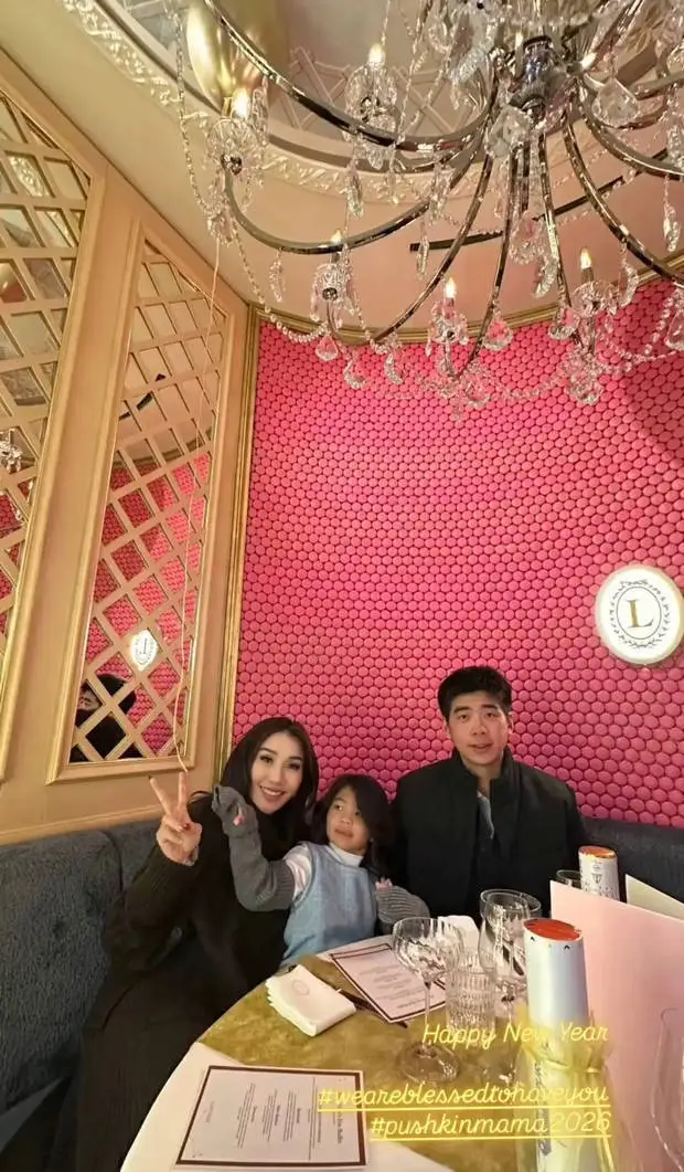 何超盈一家人相处的氛围十分融洽。