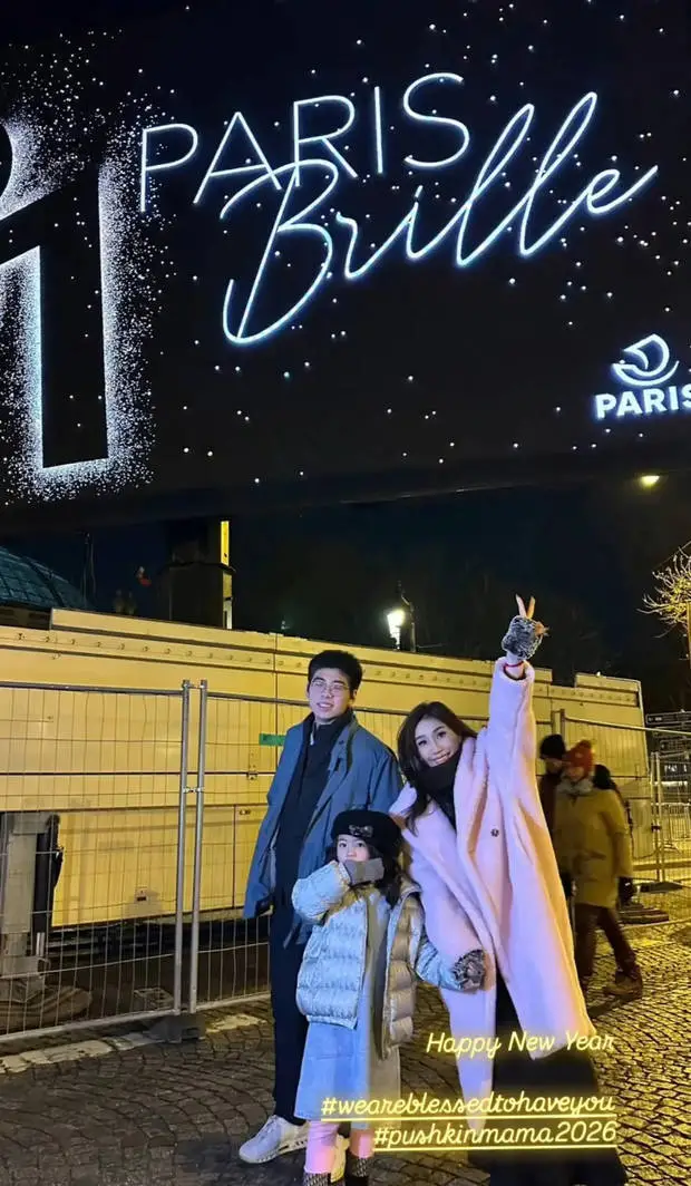 搜狐娱乐讯 近日，何超盈在社交平台上晒出一家三口在法国旅行的合照，小8岁老公看起来很年轻，女儿长相随爸！