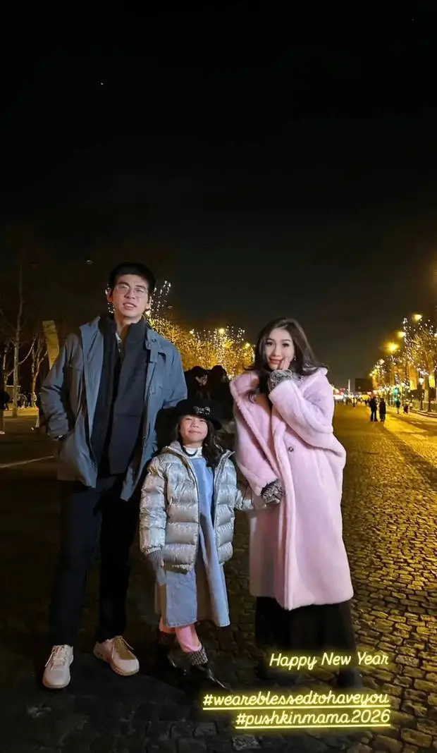 何超盈牵着女儿的手拍照，爱意满满。