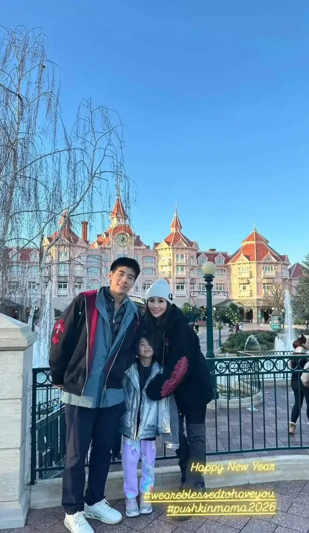 何超盈一家三口笑容满面，心情大好。