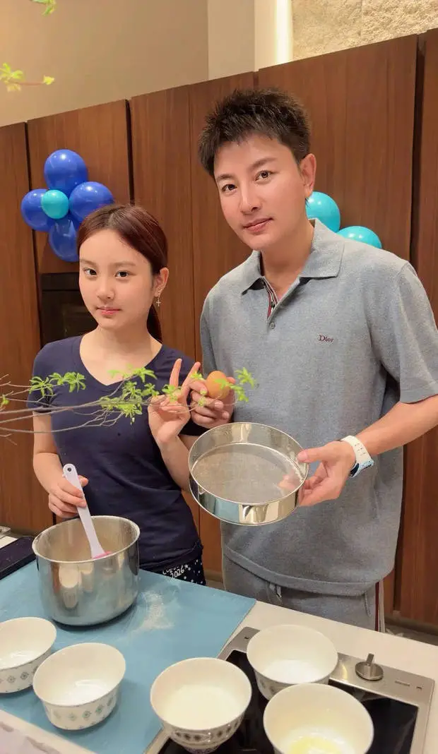 甜馨对着镜头开心比耶，跟妈妈李小璐长得好像！