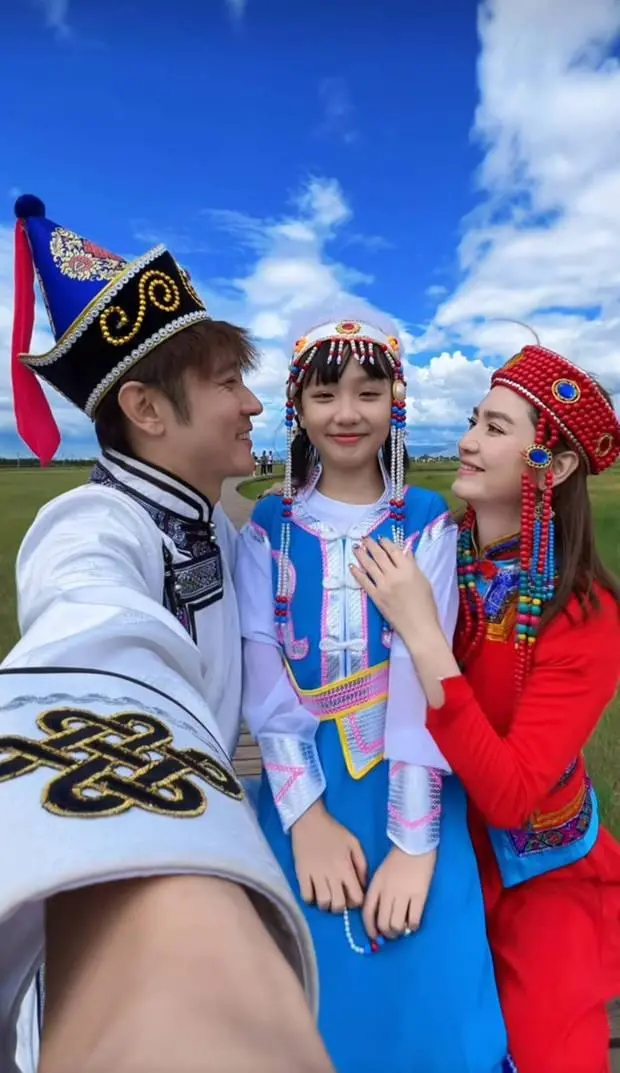 洪欣張丹峰帶女兒出游 穿民族服裝親密互動好溫馨