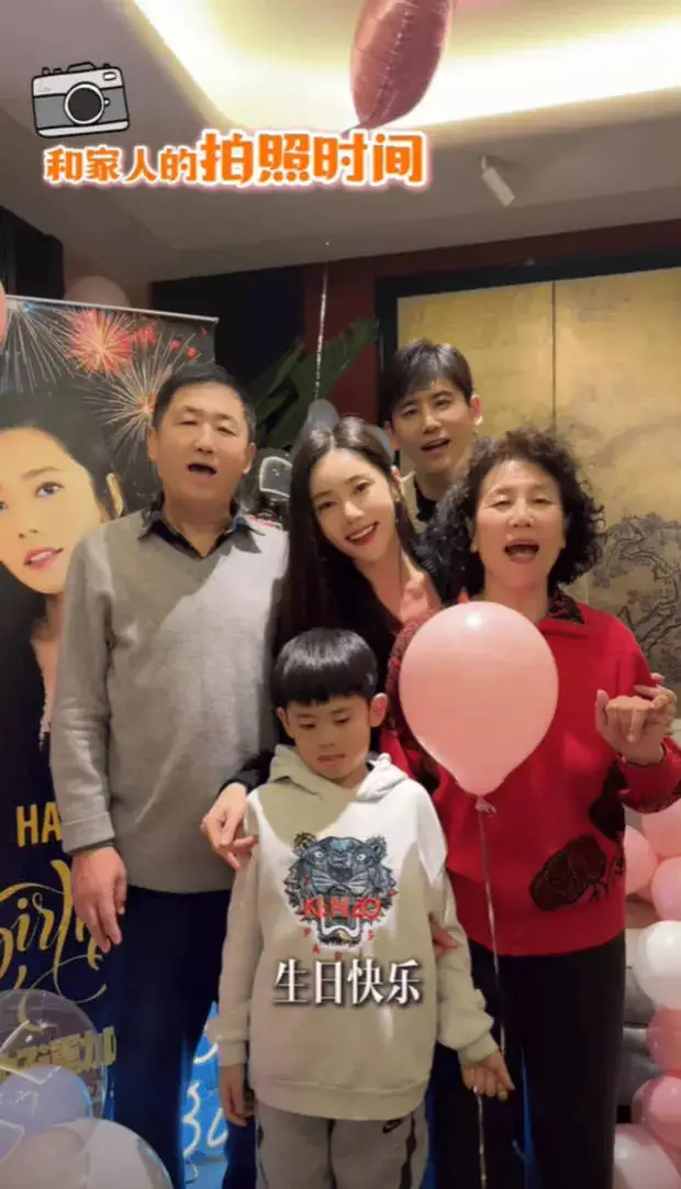 于晓光父母为秋瓷炫举办生日宴 一家人扭秧歌拍照气氛欢乐