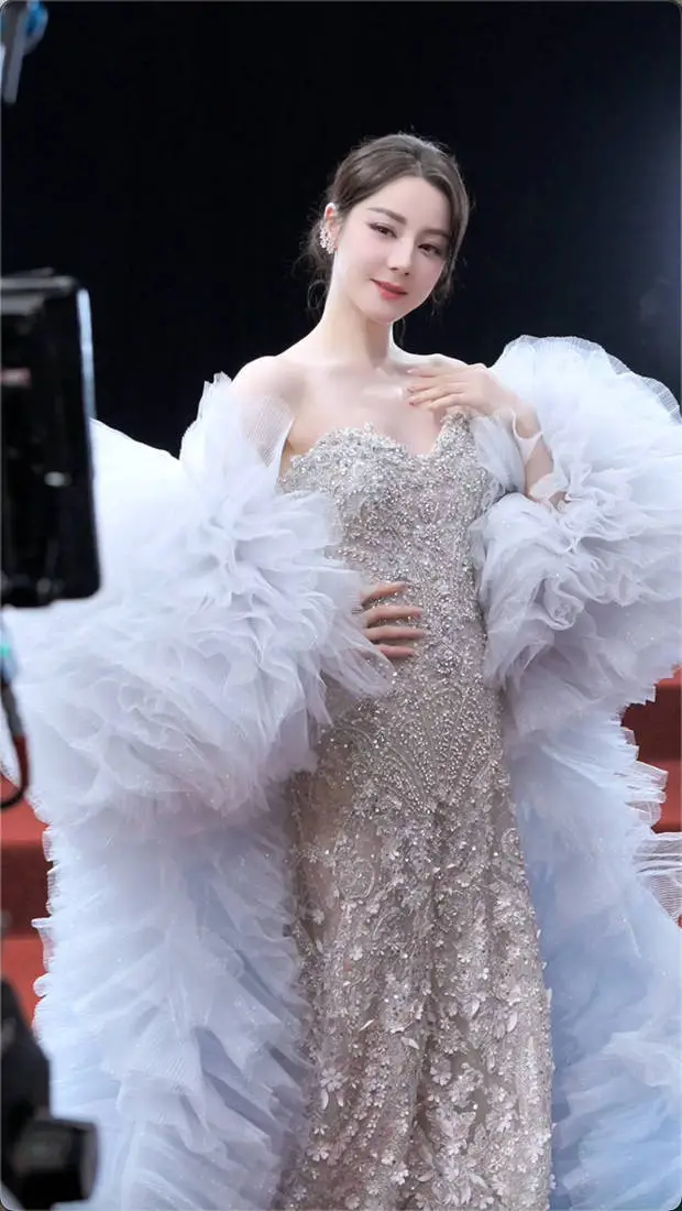 热巴雍容华贵。